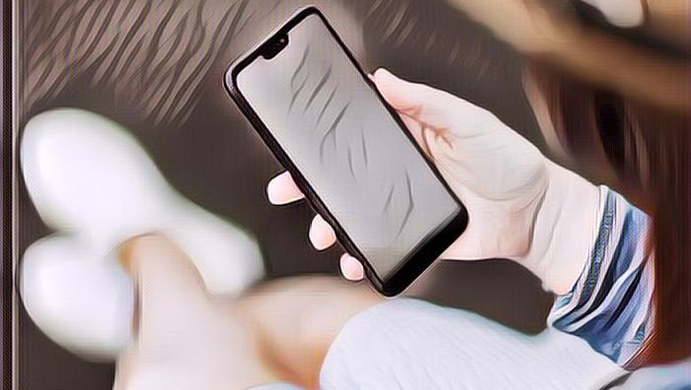 HP Sering Kotor? Begini Lho Cara Membersihkannya yang Benar & Aman