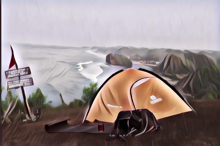 3. Puncak Bukit Kosakora, spot berkemah dengan pemandangan laut lepas yang menawan. 