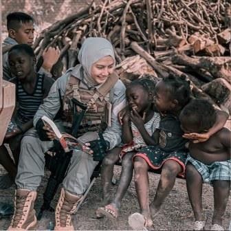 1. Wah, Briptu Imah pecinta anak-anak juga