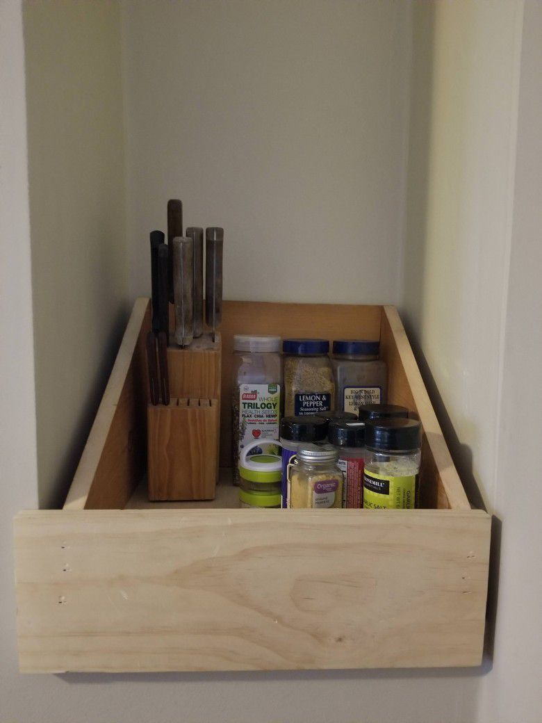 Dari dalam ceruk ini ia meletakkan sebuah rak geser dan rak melayang.