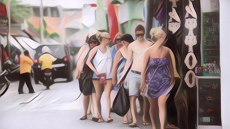 Ngeri, Bule Ini Datang Bawa Kapak dan Merusak Restoran di Seminyak