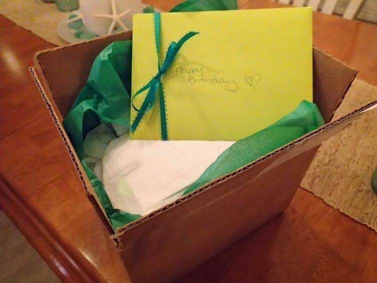 1. Kirim kado dalam wadah kardus bekas