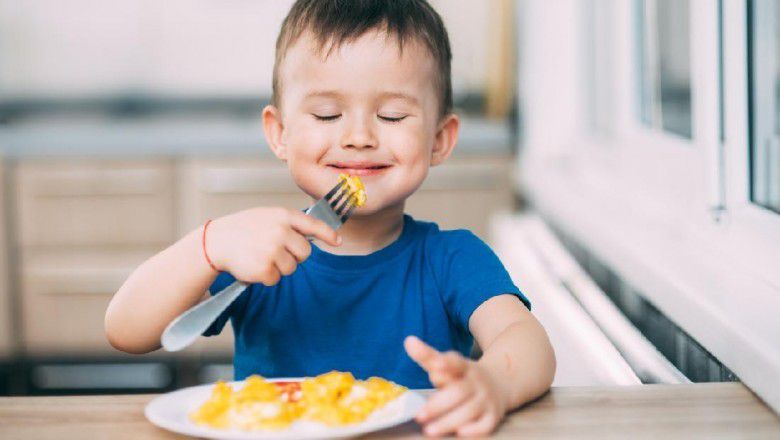 1. Buat Suasana Makan Menyenangkan