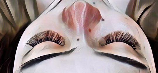 Bikin Ngakak! Habis Eyelash Extension, Bulu Mata Cewek Ini Malah Terbang Saat Naik Motor