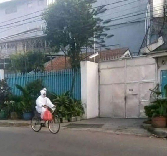 # Belum juga malem, eh si pocong ini malah udah berangkat kerja