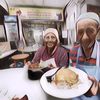 Awalnya Sepi Pelanggan, Kini Warung Milik Kakek Nenek Ini Berubah Ramai Usai Viral