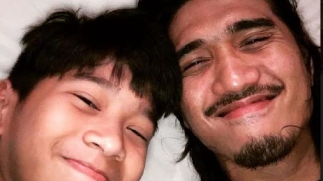 Foto sama anak sendiri, tapi berasa lagi foto sama adeknya. Duta dikaruniai dua anak dari pernikahannya. Aishameglio Duta Chiara dan Bima Al Ayman Modjo.