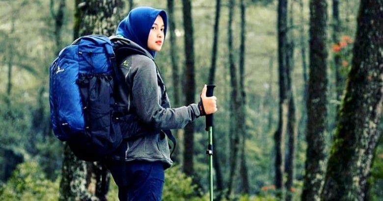 4. Bawa Barang yang Penting Saja Saat Mendaki