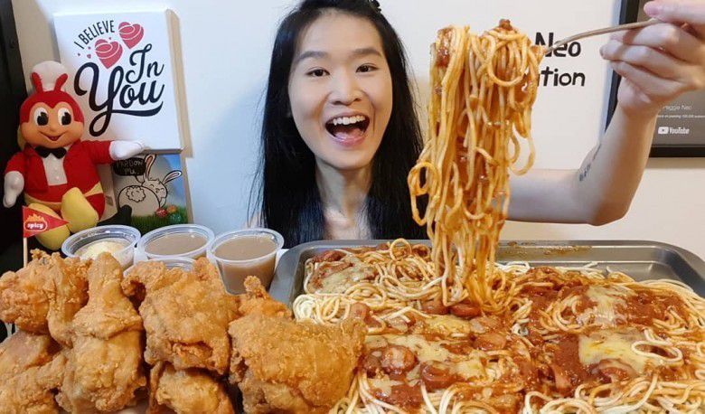 4. Mie instan Filipina + Ayam tepung Jollibee