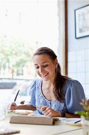 7. Makan di restoran baru