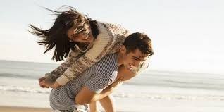 4.  Pria suka membuat kekasihnya bahagia