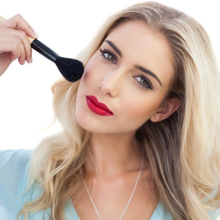 4. Gunakan Bedak Tabur agar Lipstik Awet