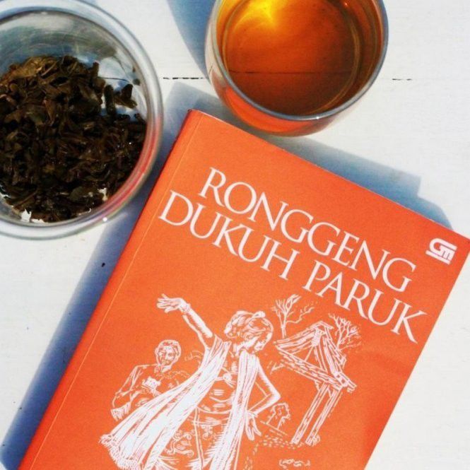 2. Ronggeng Dukuh Paruk oleh Ahmad Tohari