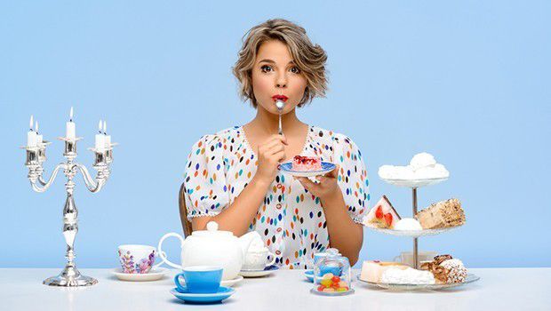 Mengonsumsi makanan manis