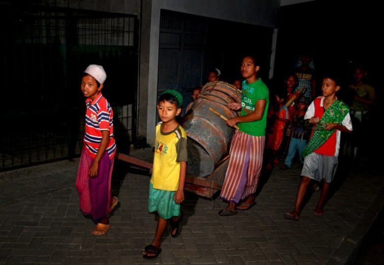 3. Bangunin orang sahur keliling kampung