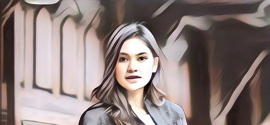 9 Gaya Modis Nyentrik Indah Permatasari, Istri Arie Kriting yang Manisnya Kayak Gula Jawa