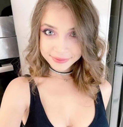 Sebagai seorang model dewasa, Miha Nika memang sudah terbiasa melakukan pose sensual dan menggoda.