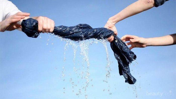 1. Basahi Jeans kemudian Regangkan