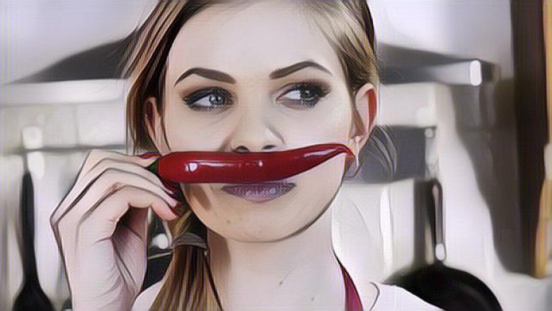 Gambar Kocak Ibu Rumah Tangga Cantik yang Sedang Mengiris Cabe