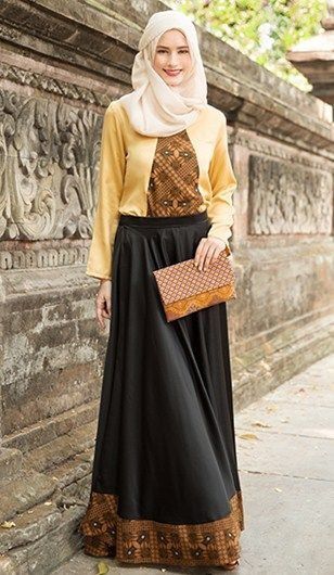 9. Baju panjang dan rok hitam