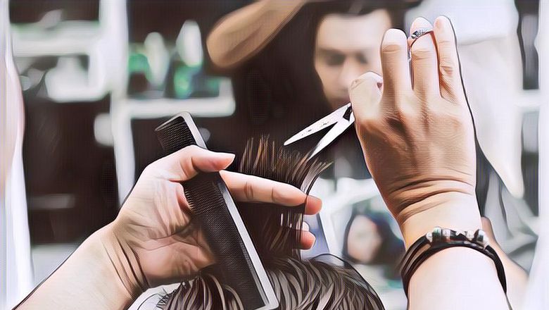 Lawak Abis! Pelanggan Pangkas Rambut Ini Nolak Neduh dari Hujan, Alasannya Karena Belum Mandi