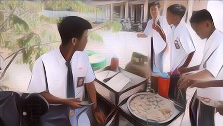 Anti Gengsi, Siswa Sekolah Ini  Berjualan Siomay Pakai Seragam SMA